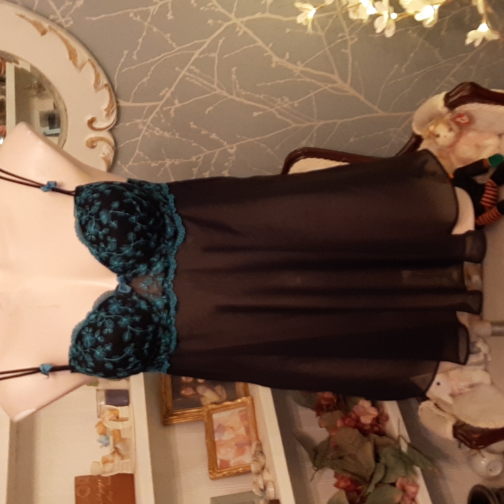 Blossom Intimates Nightgown NWOT.  Small